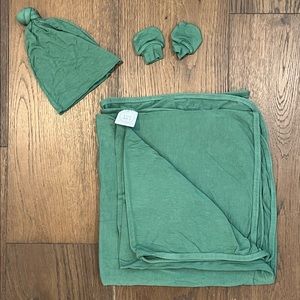Green Lou Lou & Company swaddle blanket and matching top knot hat and mittens 💚